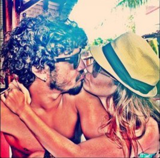 Caio Castro beija mãe de filha Caio Castro beija mãe de filha